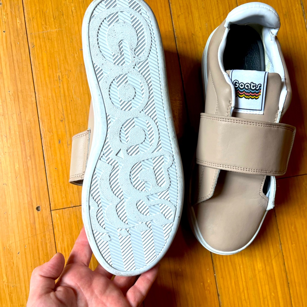 Goats shoes leather platform Velcro sneaker.